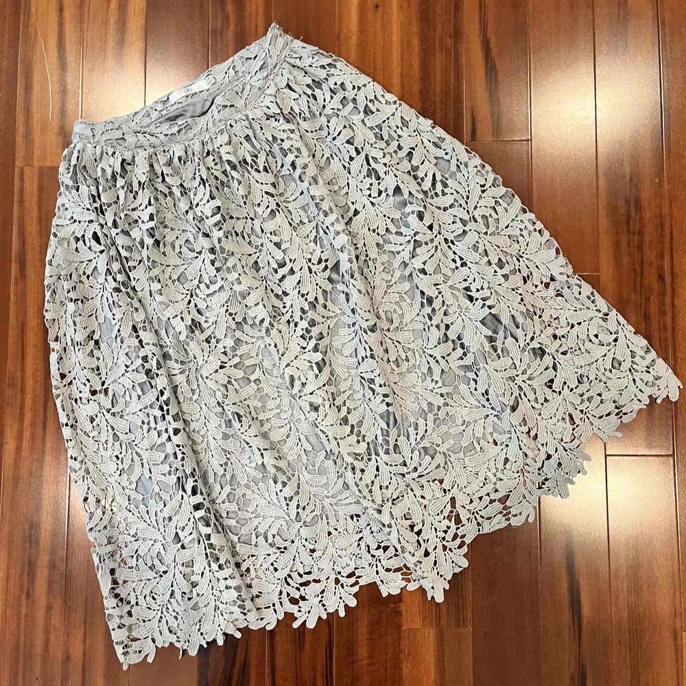 MISSGUIDED Stone Gray Skirt Lace Floral Overlay‎ Midi A Line Side Zip Size US 6